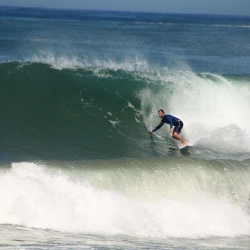 sobre-delocos-batis-surfeando