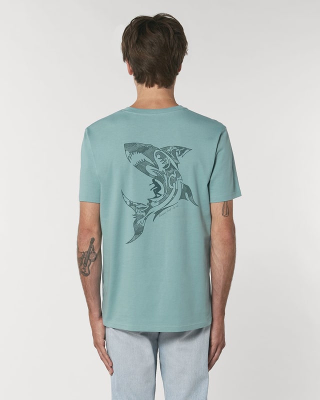camiseta-delocos-surfing-the-shark-detras